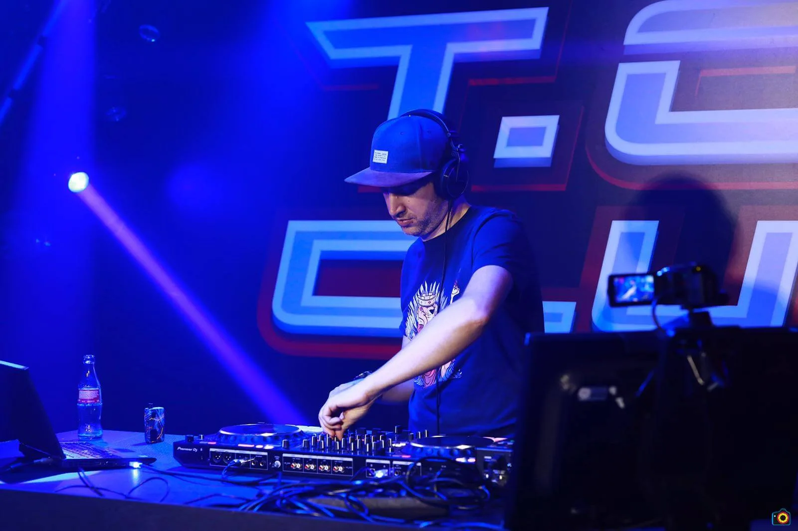 DJ Beatgee im Club am Pult
