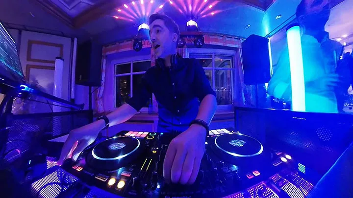 DJ Beatgee legt im Festsaal auf