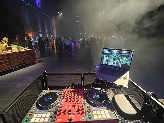 Blick vom DJ-Pult auf eine Abendveranstaltung, Event mit DJ Beatgee
