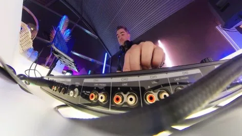 DJ Beatgee am Pult im Weitwinkel