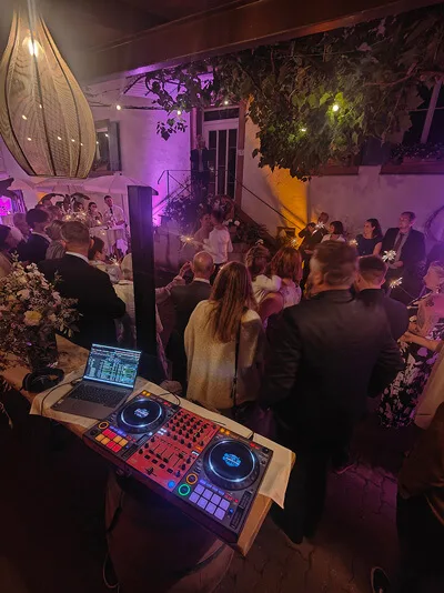 DJ-Pult bei einer Hochzeitsfeier im Freien am Abend