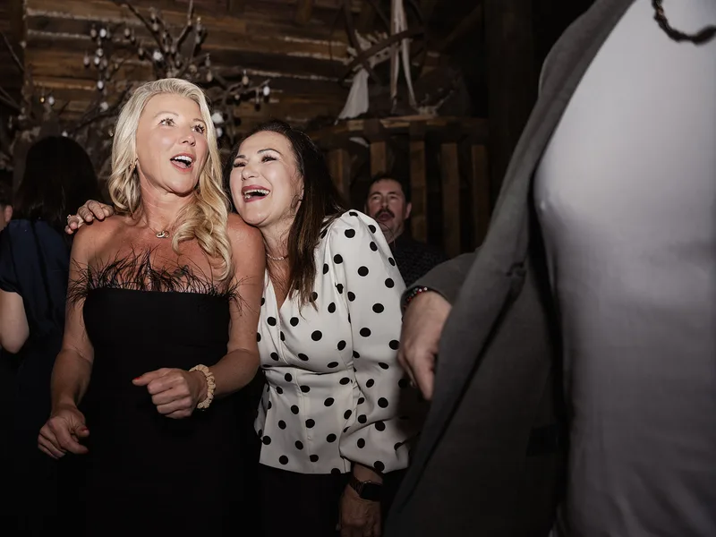 Gäste feiern bei Hochzeit
