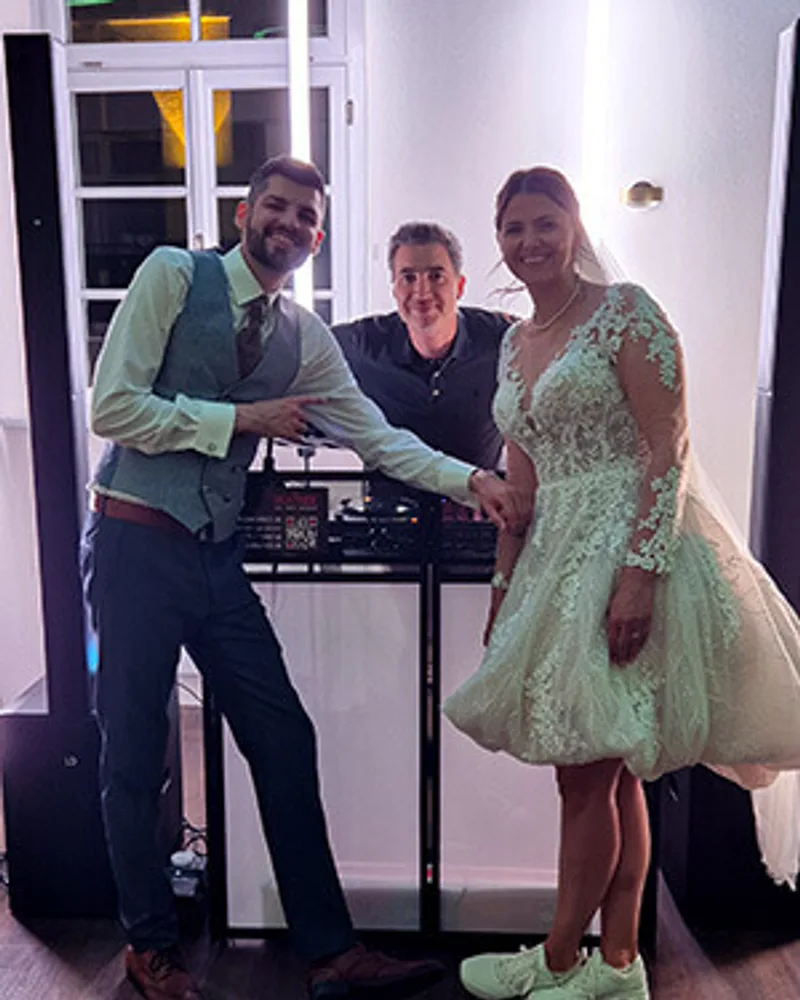 DJ Beatgee mit Brautpaar nach der Feier
