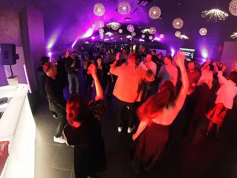 Tanzfläche mit Discokugeln und rotem Licht