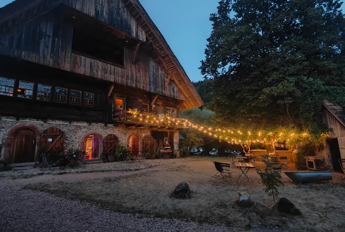 Der Klausenbauernhof in Wolfach von außen, mit Lichterketten am Abend