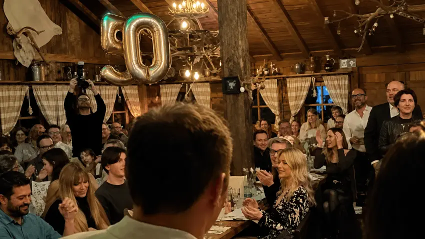 Feier zum 50. Geburtstag in einem rustikalen Saal, Blick vom DJ-Pult