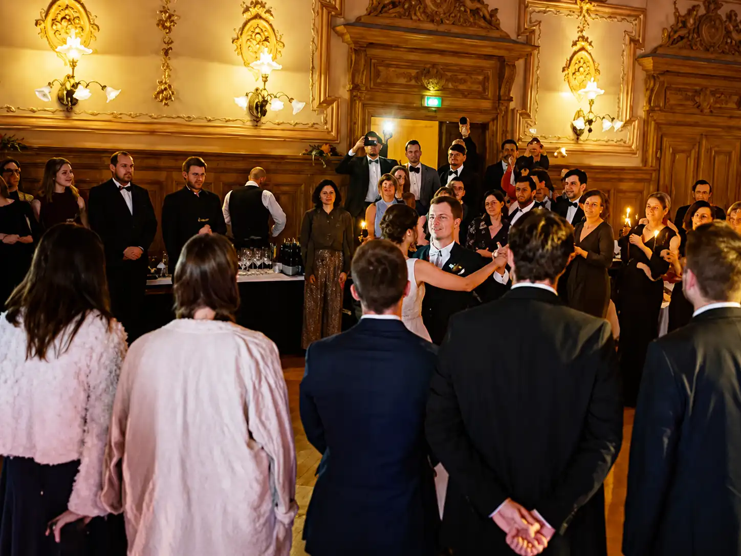 Brautpaar beim Eröffnungstanz im Festsaal, die Gäste schauen zu